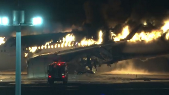 تحمل 367 شخصاً!… إشتعال النيران في طائرة للركاب (فيديو)