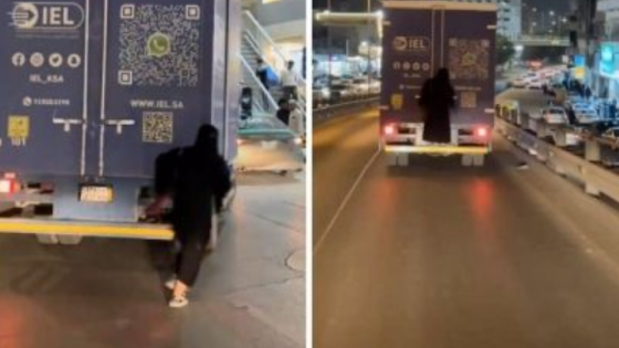 حادثة غريبة… امرأة عربية متعلقة بأبواب سيارة نقل أثناء السير على الطريق السريع! (فيديو)