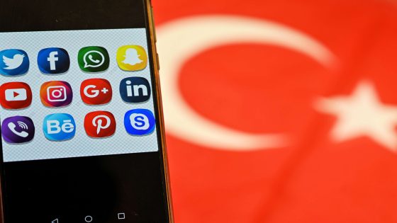 بروفيسور تركي يكشف الأوهام وراء تصوير المهاجرين كعبء في وسائل التواصل الاجتماعي