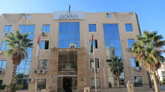 بلد عربي يكشف عن إصدار 90 ألف تصريح عمل للسوريين