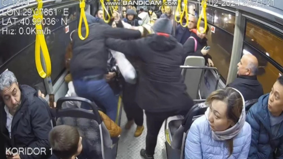 باللكمات والركلات.. اعتداء على امرأة في إسطنبول بعد طلبها مكانًا للجلوس داخل حافلة عامة (صور)