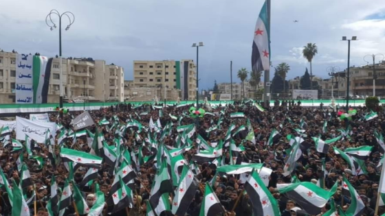 آلاف السوريين يحتشدون في إدلب للاحتفال بذكرى انطلاق الثورة السورية قبل 13 عامًا (صور)