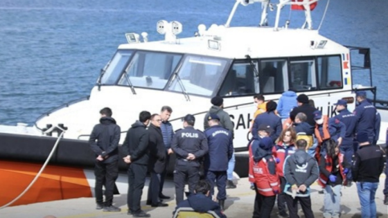 وفاة 22 مهاجراً بينهم أطفال إثر غرق قارب في بحر إيجه
