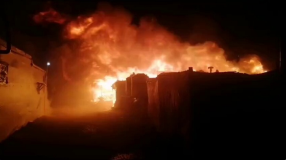 إندلاع حريق هائل ومخيف في مخيم للاجئين السوريين (فيديو)