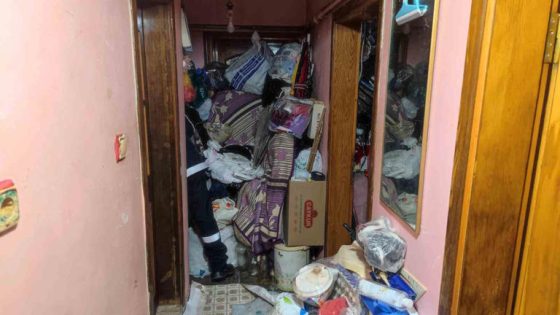 أخرجوا منها 7 أطنان من القمامة!… بلدية إسطنبول تتدخل لتنظيف شقة “بيت القمامة”! (فيديو)
