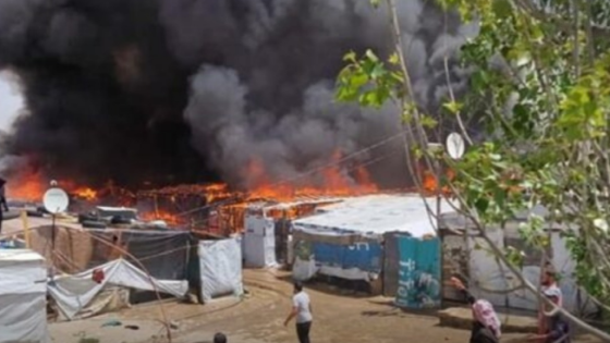 حريق هائل يلتهم أكثر من 55 خيمة للاجئين سوريين (فيديو)