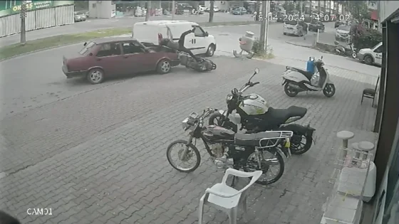 سائق سيارة يصطدم بسائق دراجة نارية متوقفة ويلقي به أمتاراً