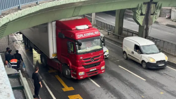 فرق الإنقاذ تزيل شاحنة عالقة تحت جسر الفاتح في اسطنبول (صور)