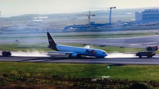 هبوط طائرة شحن بشكل خاطئ في مطار إسطنبول والسبب! (فيديو)