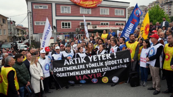 المعلمون يغادرون العمل احتجاجًا على مــقــتل مدير مدرسة في اسطنبول ووزارة التربية التركية تنفي تعطيل المدارس (صور)