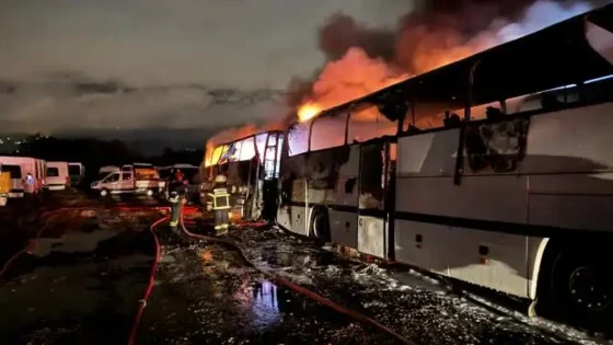 شاهد بالفيديو… حريق كبير يلتهم 14 حافلة للنقل العام في كوجيلي!