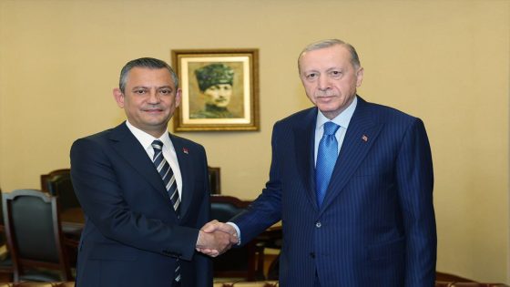 لقاء أردوغان وأوزل: مناقشة قضايا هامة واستطلاعات رأي جديدة