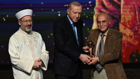 أردوغان يكرّم طيار سوري بجائزة اللطف الدولية لرفضه قصف المدنيين في حماة