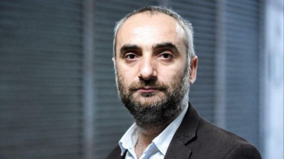 بقرار قضائي في إسطنبول.. منع صحفي معارض من السفر ومصادرة جواز سفره