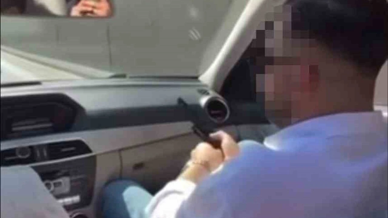 seyir-halindeki-aractan-pes-pese-boyle-ates-acti