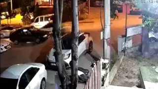 حادث تسلسلي في كارابوك يخلّف إصابتين ويوثق بكاميرات المراقبة (شاهد)
